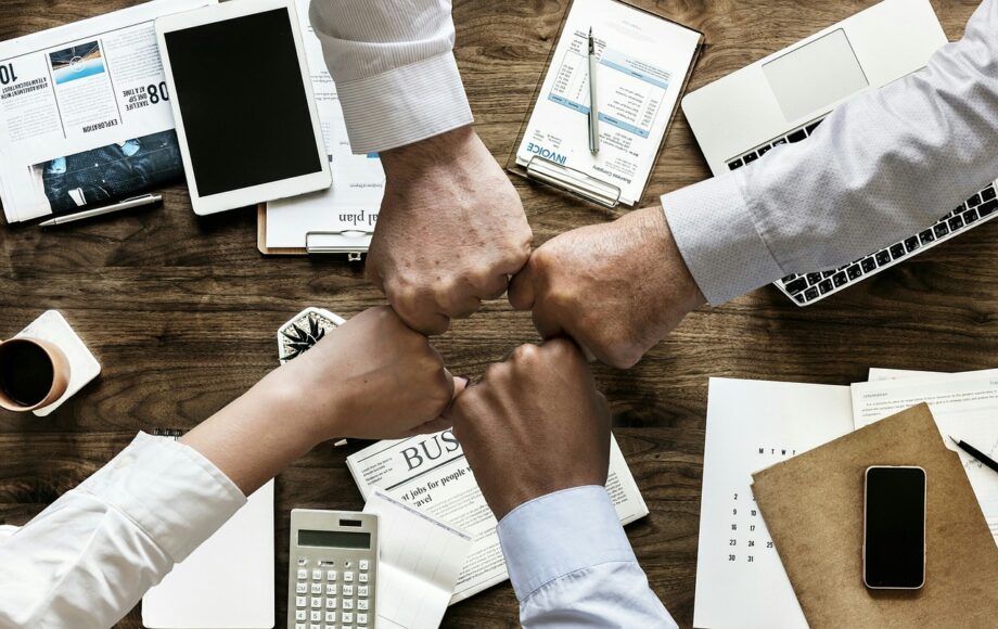 Familieleden in gesprek tijdens een zakelijke vergadering op kantoor