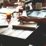 Starter vergelijkt zakelijke bankrekeningen op laptop