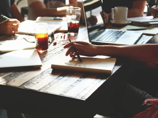 Starter vergelijkt zakelijke bankrekeningen op laptop