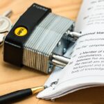 Twee zakenmensen die een inkoopcontract bespreken aan een vergadertafel