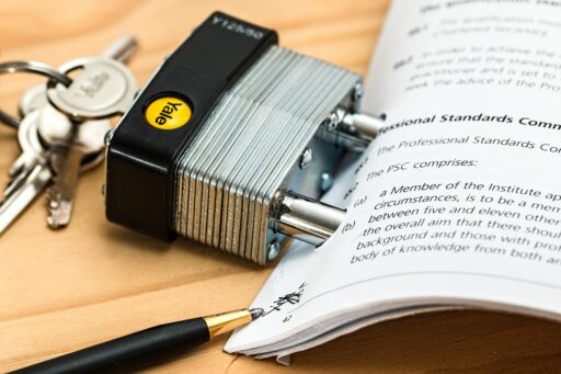 Twee zakenmensen die een inkoopcontract bespreken aan een vergadertafel