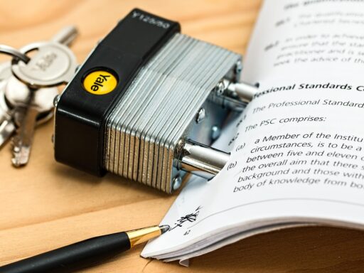 Twee zakenmensen die een inkoopcontract bespreken aan een vergadertafel