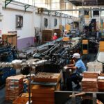 Fabrieksmedewerkers aan een assemblagelijn in een moderne productiefaciliteit
