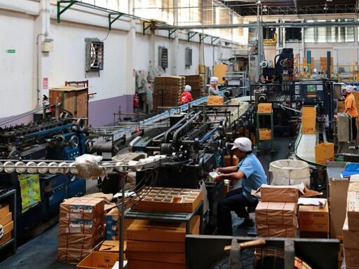 Fabrieksmedewerkers aan een assemblagelijn in een moderne productiefaciliteit