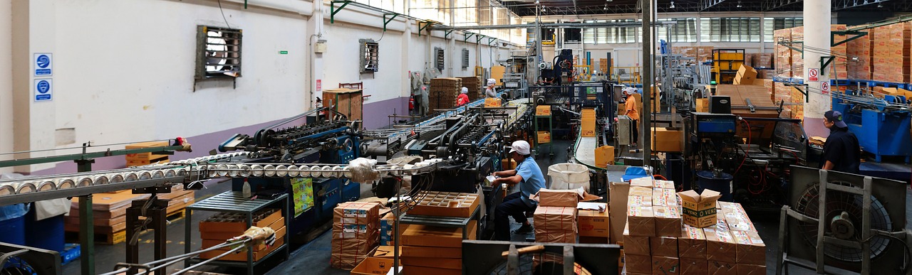 Fabrieksmedewerkers aan een assemblagelijn in een moderne productiefaciliteit