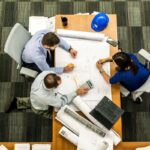 Medewerkers in een kantoor die samen informatie delen en bespreken