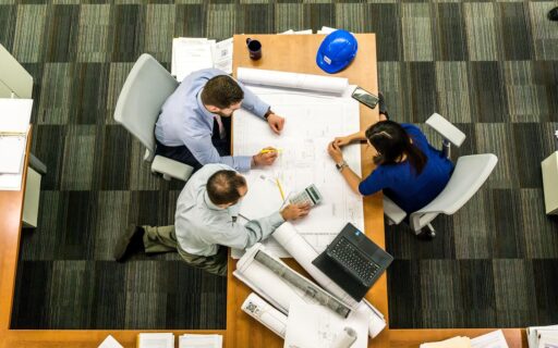 Medewerkers in een kantoor die samen informatie delen en bespreken