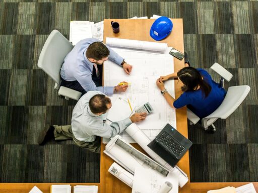 Medewerkers in een kantoor die samen informatie delen en bespreken