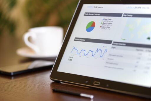 Ondernemer analyseert klantgegevens op laptop aan bureau
