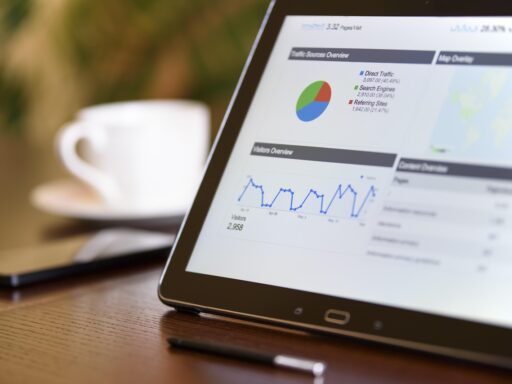 Ondernemer analyseert klantgegevens op laptop aan bureau