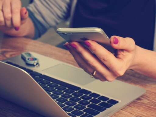 Accountant die op een laptop werkt aan zijn LinkedIn-profiel in een kantooromgeving