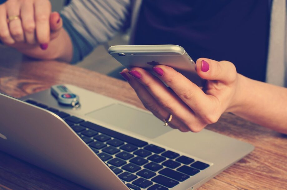 Accountant die op een laptop werkt aan zijn LinkedIn-profiel in een kantooromgeving