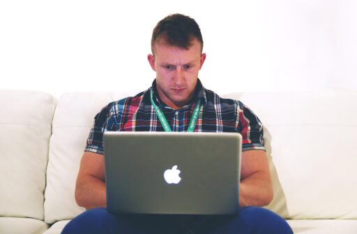 Zzp'er werkt aan laptop aan zijn bureau terwijl hij een onderaannemer inhuurt voor een opdracht