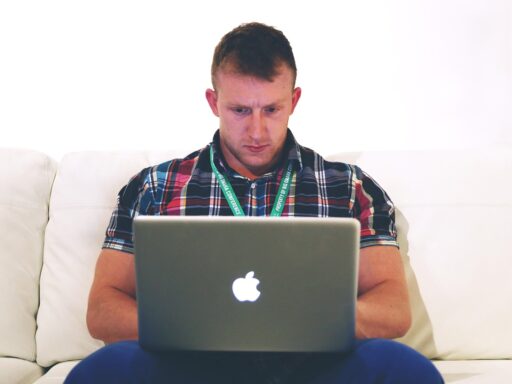 Zzp'er werkt aan laptop aan zijn bureau terwijl hij een onderaannemer inhuurt voor een opdracht