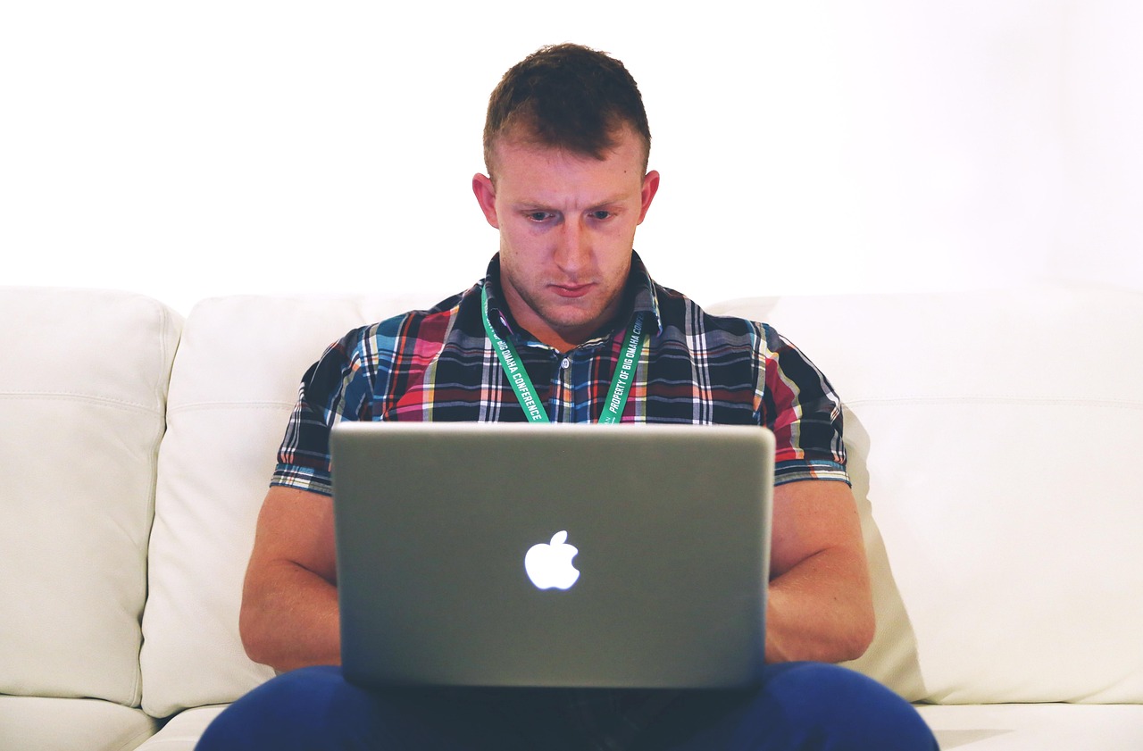 Zzp'er werkt aan laptop aan zijn bureau terwijl hij een onderaannemer inhuurt voor een opdracht