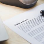 Twee mensen die een zakelijk contract ondertekenen aan een bureau