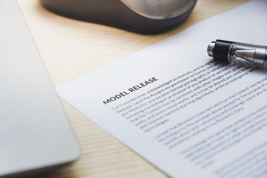 Twee mensen die een zakelijk contract ondertekenen aan een bureau