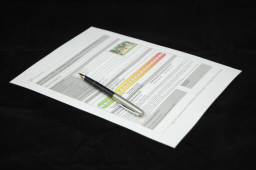 Ondernemer controleert certificeringsdocumenten op zijn bureau