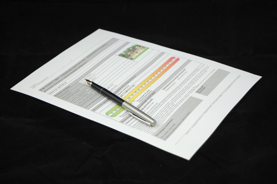 Ondernemer controleert certificeringsdocumenten op zijn bureau