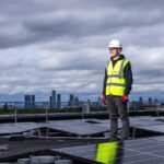 Zonnepanelen op het dak van een klein bedrijfspand in een Nederlandse stad