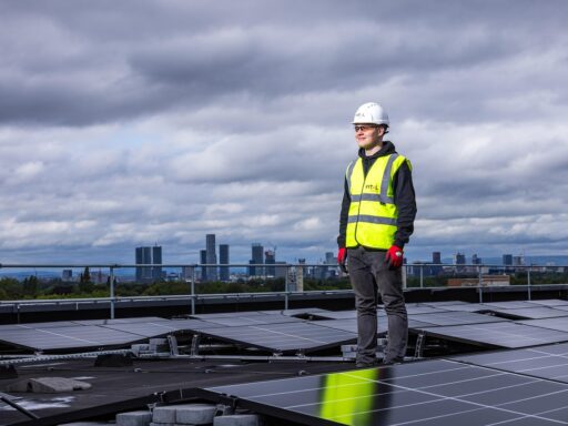 Zonnepanelen op het dak van een klein bedrijfspand in een Nederlandse stad