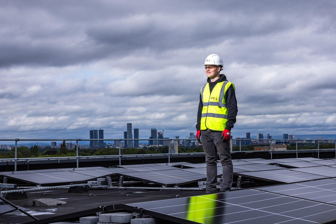 Zonnepanelen op het dak van een klein bedrijfspand in een Nederlandse stad