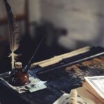 Ingenieur die technische projectdocumentatie schrijft aan een bureau