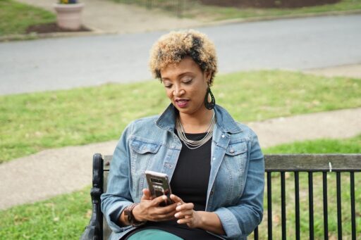 Ondernemer die een chatbericht verstuurt via WhatsApp Business op zijn smartphone