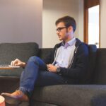 Ondernemer die bedrijfsdocumenten en financiële overzichten doorneemt aan een bureau