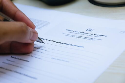 Ondernemer die een Engelstalig zakelijk contract doorleest aan een bureau