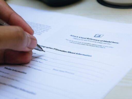 Ondernemer die een Engelstalig zakelijk contract doorleest aan een bureau