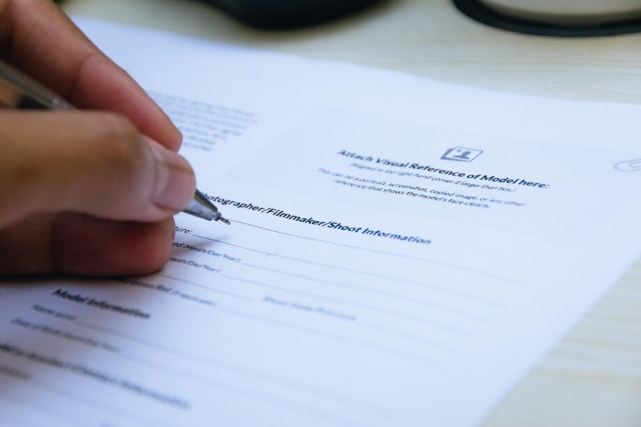 Ondernemer die een Engelstalig zakelijk contract doorleest aan een bureau