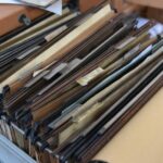 Ondernemer bekijkt zakelijke documenten aan een bureau