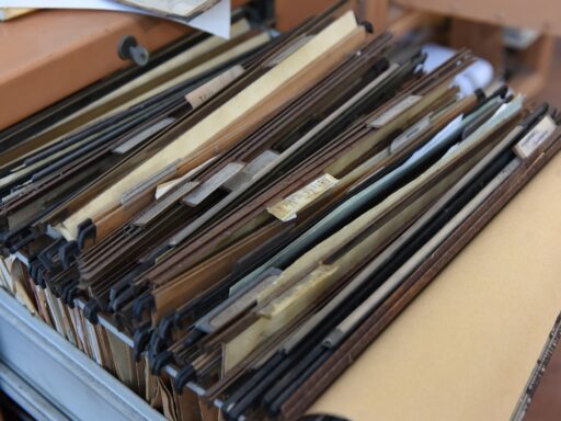 Ondernemer bekijkt zakelijke documenten aan een bureau