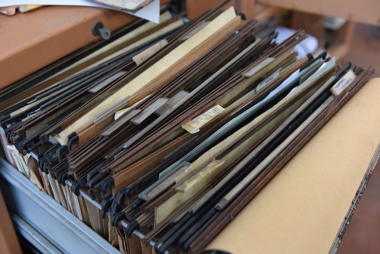 Ondernemer bekijkt zakelijke documenten aan een bureau