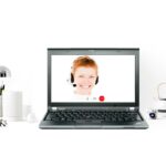 Persoon die een zakelijk webinar volgt op laptop