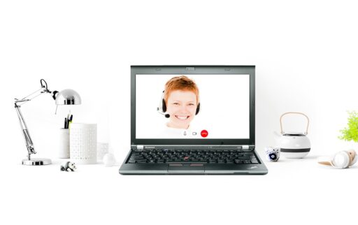 Persoon die een zakelijk webinar volgt op laptop