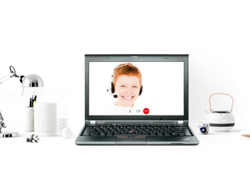 Persoon die een zakelijk webinar volgt op laptop