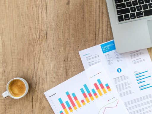 Ondernemer bestudeert financiële grafieken op een laptop aan een bureau
