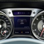 Wagenparkbeheerder bekijkt brandstofkosten op een digitaal dashboard