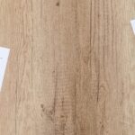 Twee zakenlieden bespreken financiële documenten aan een vergadertafel tijdens een due diligence-traject bij een bedrijfsovername