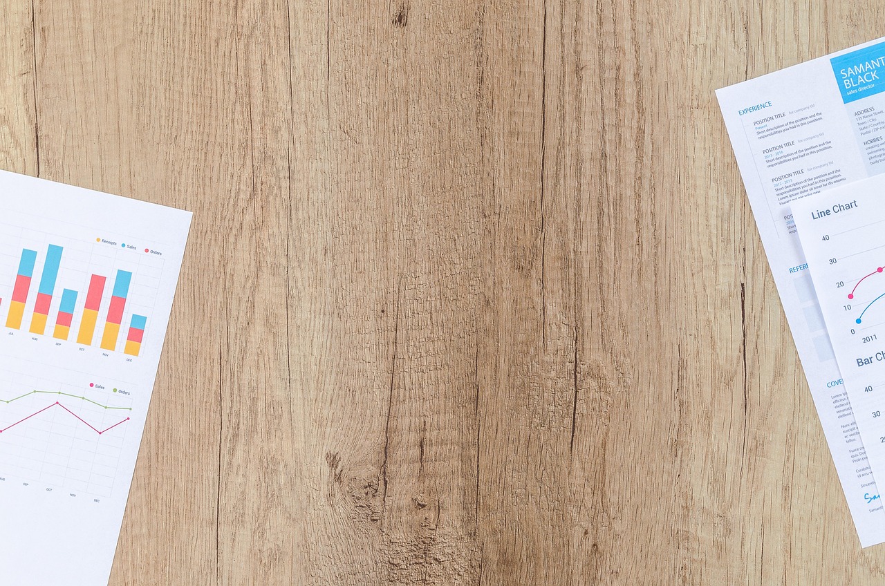 Twee zakenlieden bespreken financiële documenten aan een vergadertafel tijdens een due diligence-traject bij een bedrijfsovername