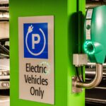 Elektrische auto die oplaadt bij een zakelijk laadpunt op een bedrijvenparkeerplaats