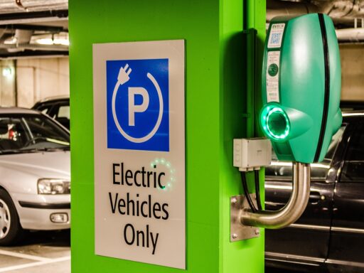Elektrische auto die oplaadt bij een zakelijk laadpunt op een bedrijvenparkeerplaats