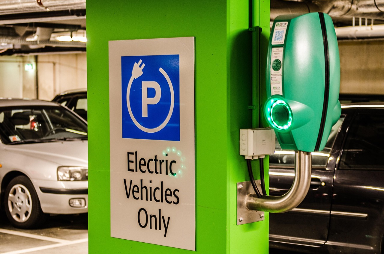 Elektrische auto die oplaadt bij een zakelijk laadpunt op een bedrijvenparkeerplaats