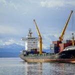 Vrachtschip in een Indonesische haven klaar voor import van Nederlandse exportgoederen