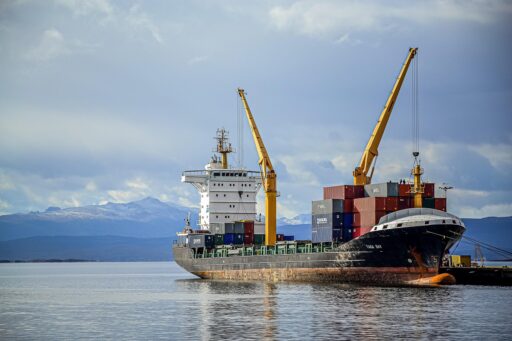 Vrachtschip in een Indonesische haven klaar voor import van Nederlandse exportgoederen
