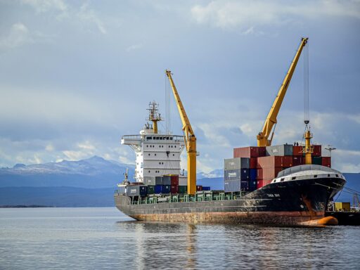 Vrachtschip in een Indonesische haven klaar voor import van Nederlandse exportgoederen