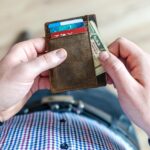 Ondernemer die financiële documenten bekijkt aan een bureau
