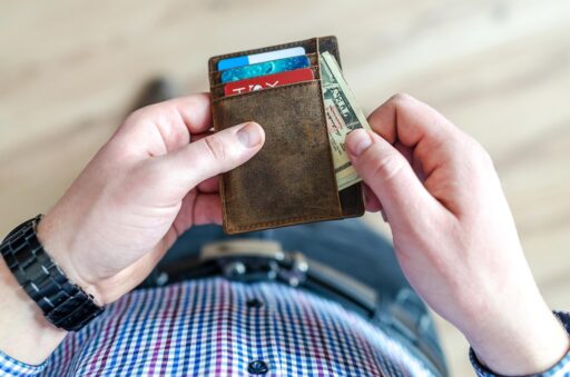 Ondernemer die financiële documenten bekijkt aan een bureau